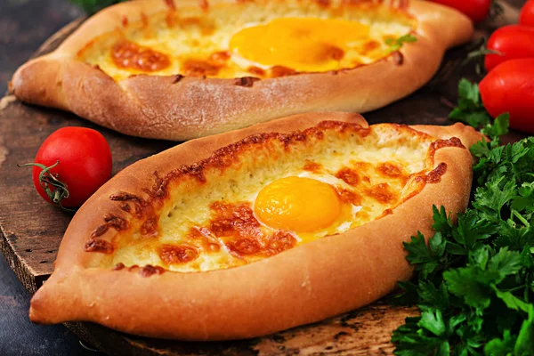 Acara içinde Khachapuri. Açık pasta mozzarella ve egsg ile. Gürcü mutfağı.