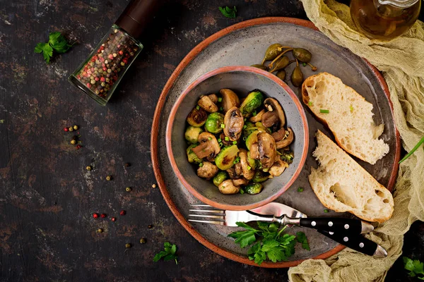 요리입니다 브뤼셀 콩나물과 허브와 구운된 버섯입니다 영양입니다 생활양식입니다 — 스톡 사진