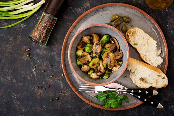 Veganes Gericht Gebackene Pilze Mit Rosenkohl Und Kräutern Richtige Ernährung — Stockfoto