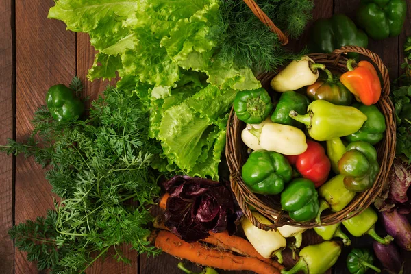 Surtido Verduras Hierbas Verdes Mercado Verduras Una Cesta Sobre Fondo — Foto de Stock