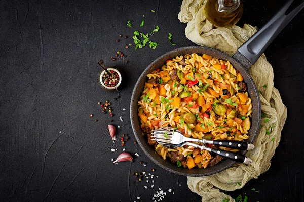 Pasta Legume Fusilli Dovleac Varză Bruxelles Ardei Bucăți Ficat Fundal — Fotografie, imagine de stoc