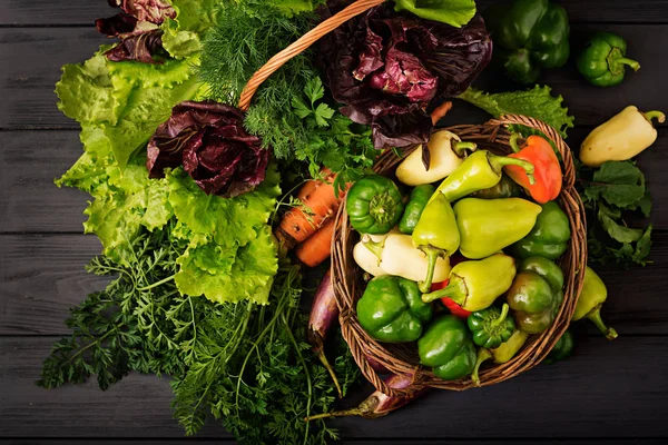 Surtido Verduras Hierbas Verdes Mercado Verduras Una Cesta Sobre Fondo — Foto de Stock