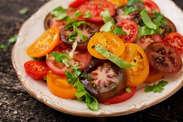 Καλοκαιρινή Σαλάτα Από Ντομάτες Διαφορετικά Χρώματα Πράσινα Μυρωδικά Και Πιπέρι — Φωτογραφία Αρχείου