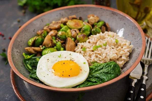 Egészséges Reggeli Zab Zabkása Tojás Saláta Sült Zöldségekkel Gomba Kelbimbó — Stock Fotó