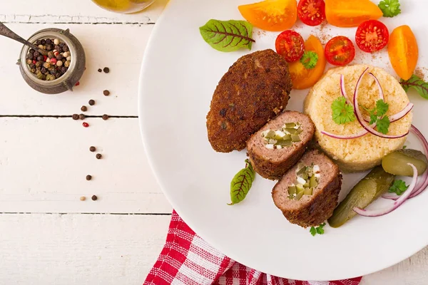 Zrazy Schnitzel Mit Hackfleisch Mit Eingelegten Gurken Und Eiern Und — Stockfoto