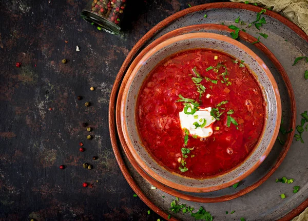 Sığır kupa ile geleneksel Ukrayna pancar çorbası. Üstten Görünüm