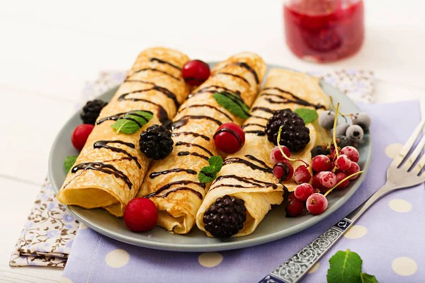 Pfannkuchen Mit Schokolade Marmelade Und Beeren Leckeres Frühstück — Stockfoto