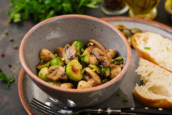 Prato Vegano Cogumelos Assados Com Couves Bruxelas Ervas Nutrição Adequada — Fotografia de Stock