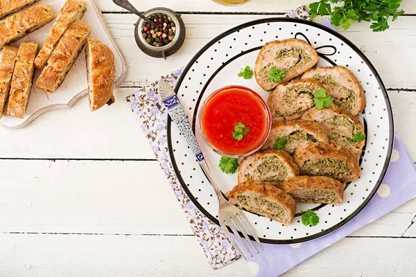 Rulo tavuk et brokoli ve domates soslu kıyılmış. Düz yatıyordu. Üstten Görünüm