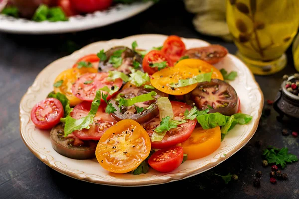 Yaz salata domates yeşil otlar ve biber ile farklı renk.