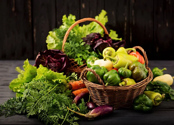 Ассортимент Овощей Зеленых Трав Рынок Овощи Корзине Темном Фоне — стоковое фото