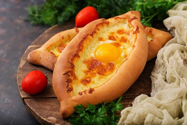Acara içinde Khachapuri. Açık pasta mozzarella ve egsg ile. Gürcü mutfağı.