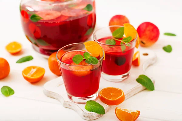 Sangria Met Fruit Munt Een Witte Achtergrond — Stockfoto