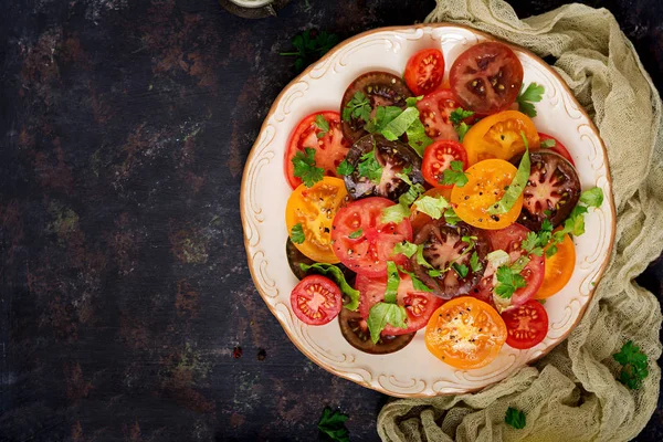 夏季沙拉的不同颜色的西红柿与绿色草药和胡椒 顶部视图 — 图库照片