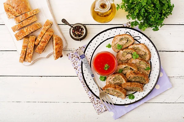 Rulo tavuk et brokoli ve domates soslu kıyılmış. Düz yatıyordu. Üstten Görünüm