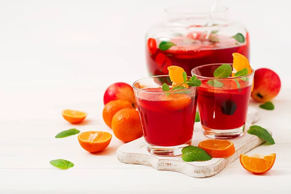 Sangria Mit Früchten Und Minze Auf Weißem Hintergrund — Stockfoto