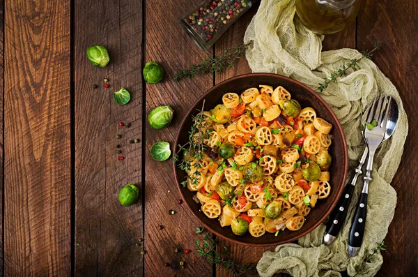 Vegetariánské Zeleninové Těstoviny Rocchetti Růžičkovou Kapustu Rajčata Lilek Paprika Hnědé — Stock fotografie