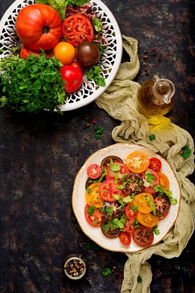 緑ハーブとコショウでさまざまな色のトマトの夏サラダ トップ ビュー — ストック写真
