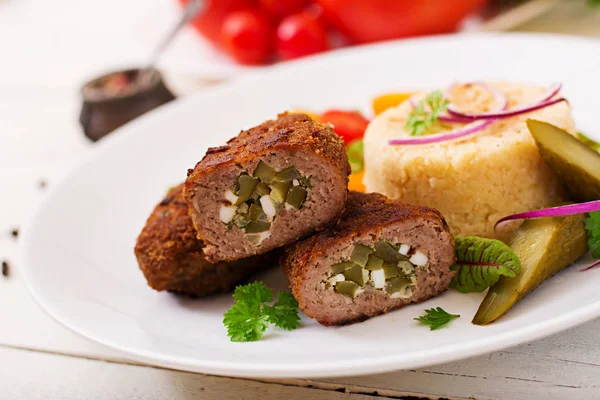 Zrazy pirzola kıyma turşu salatalık ve yumurta ve bulgur garnitür ile