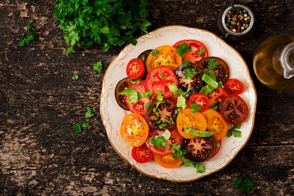 夏季沙拉的不同颜色的西红柿与绿色草药和胡椒 顶部视图 — 图库照片