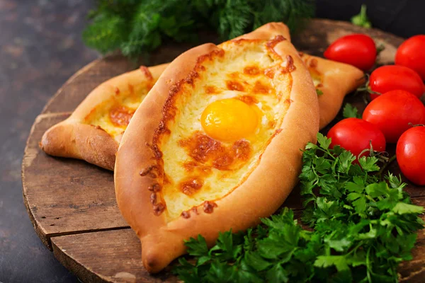 Acara içinde Khachapuri. Açık pasta mozzarella ve egsg ile. Gürcü mutfağı.