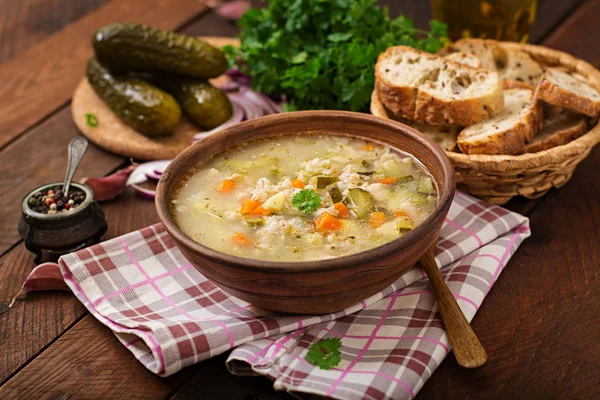 キュウリのピクルスとパール大麦 木製の背景の Rassolnik スープ — ストック写真