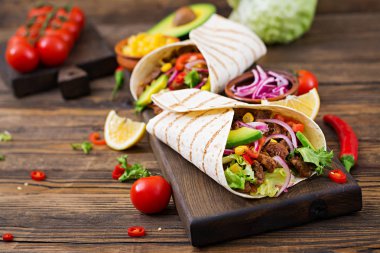Domates sosu ve avokado salsa sığır ile Meksika tacos