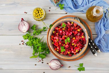 Pancar salatası - salata sosu. Vejetaryen mutfağı. Diyet menüsü. Üstten Görünüm.