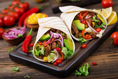 Domates sosu ve avokado salsa sığır ile Meksika tacos