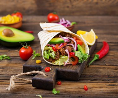 Sığır domates sosu ve avokado salsa Meksika taco 