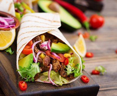Sığır domates sosu ve avokado salsa Meksika taco 