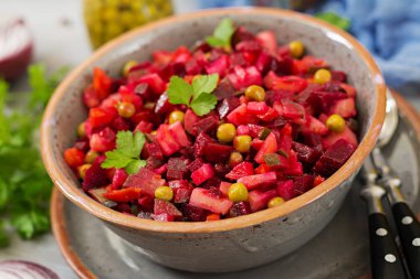 Pancar salatası - salata sosu. Vejetaryen mutfağı. Diyet menüsü.