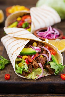 Domates sosu ve avokado salsa sığır ile Meksika tacos