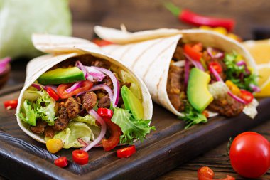 Domates sosu ve avokado salsa sığır ile Meksika tacos