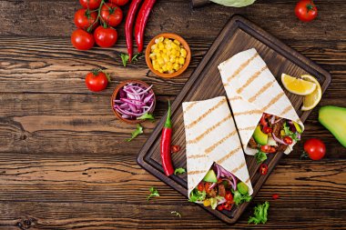 Meksika tacos ile domates sosu ve avokado salsa sığır. Düz yatıyordu. Üstten Görünüm