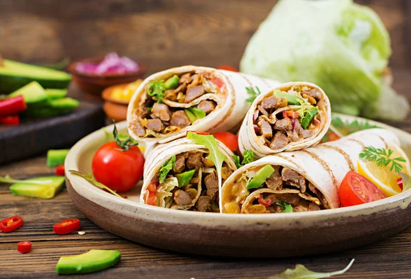 Burrito Wraps Mit Rindfleisch Und Gemüse Auf Einem Hölzernen Hintergrund — Stockfoto