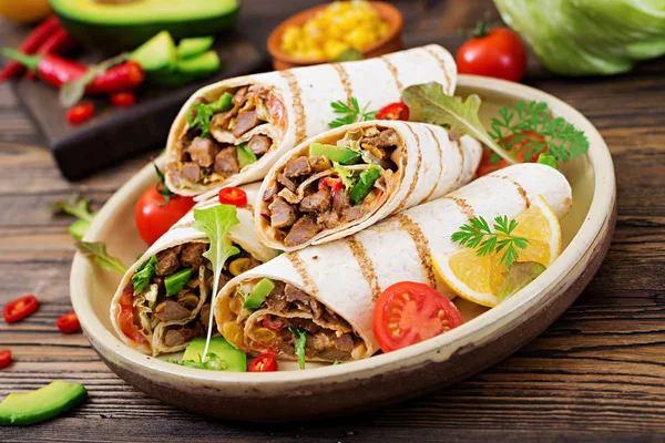 Burrito Τυλίγει Μοσχάρι Και Λαχανικά Ένα Ξύλινο Υπόβαθρο Βόειο Κρέας — Φωτογραφία Αρχείου