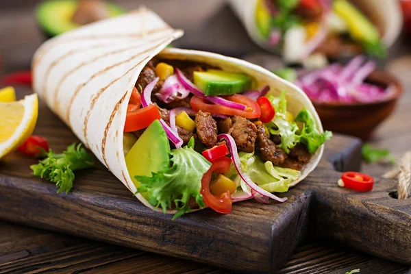 Mexicaanse Taco Met Rundvlees Saus Avocado Salsa Van Tomaat — Stockfoto