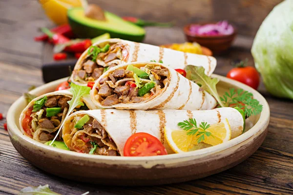 玉米煎饼在木制背景下包裹牛肉和蔬菜 牛肉卷饼墨西哥菜健康的食物背景 墨西哥菜 — 图库照片