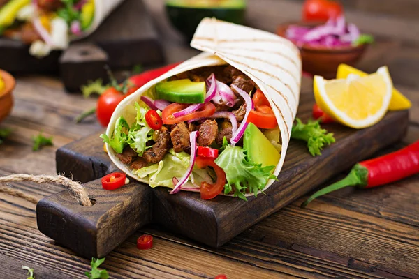 Mexikanischer Taco Mit Rindfleisch Tomatensauce Und Avocado Salsa — Stockfoto