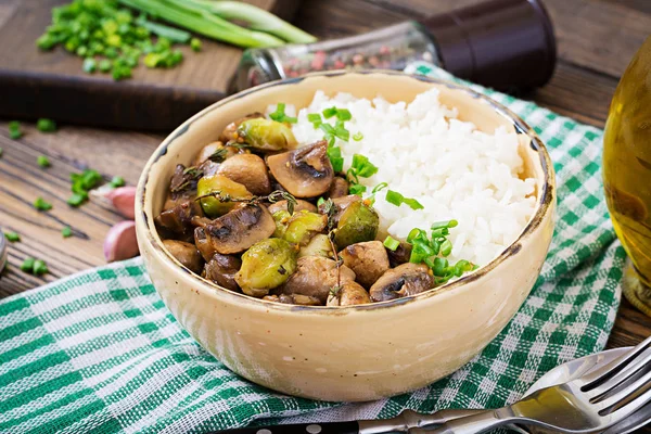 Menu Végétalien Nourriture Diététique Riz Bouilli Aux Champignons Choux Bruxelles — Photo