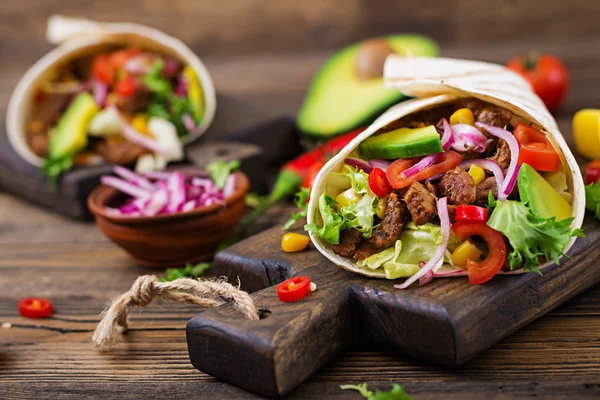 Μεξικάνικα Τάκος Βόειο Κρέας Σάλτσα Ντομάτας Σάλτσα Και Αβοκάντο — Φωτογραφία Αρχείου