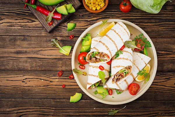 Burrito Avvolge Con Manzo Verdure Fondo Ligneo Burrito Manzo Cibo — Foto Stock