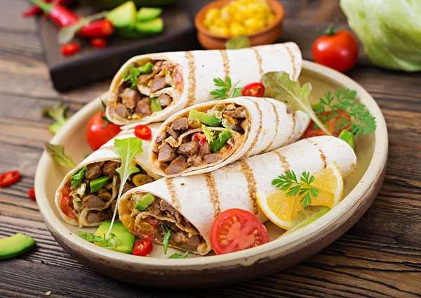 Burrito Wraps Med Nötkött Och Grönsaker Trä Bakgrund Nötkött Burrito — Stockfoto
