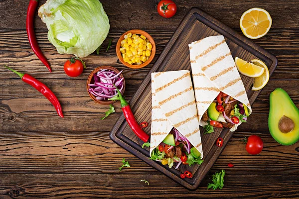 Tacos Mexicanos Com Carne Bovina Molho Tomate Salsa Abacate Deitado — Fotografia de Stock