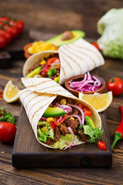 Mexicaanse Taco Met Rundvlees Saus Avocado Salsa Van Tomaat — Stockfoto