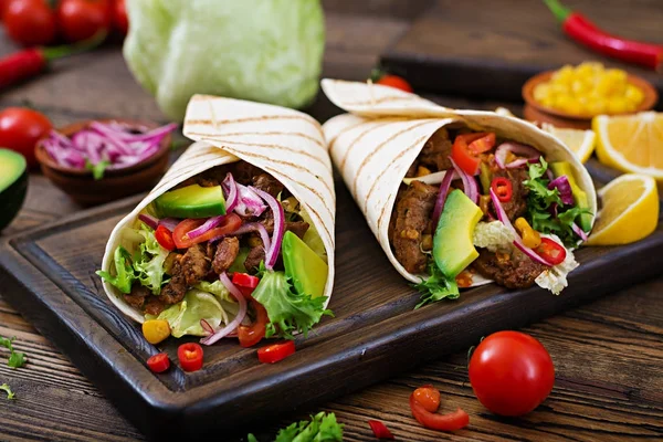 Mexicaanse Taco Met Rundvlees Saus Avocado Salsa Van Tomaat — Stockfoto