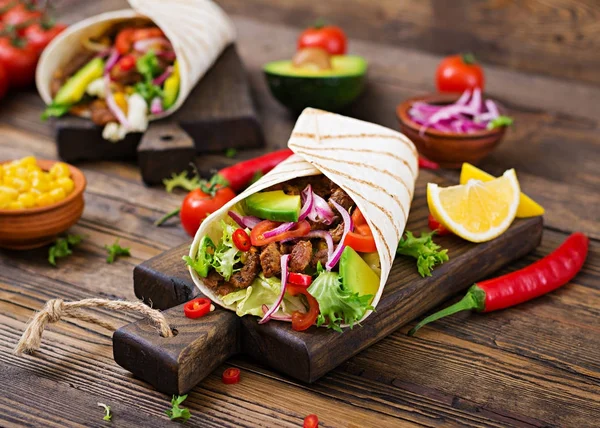 Mexikanische Tacos Mit Rindfleisch Tomatensauce Und Avocado Salsa — Stockfoto