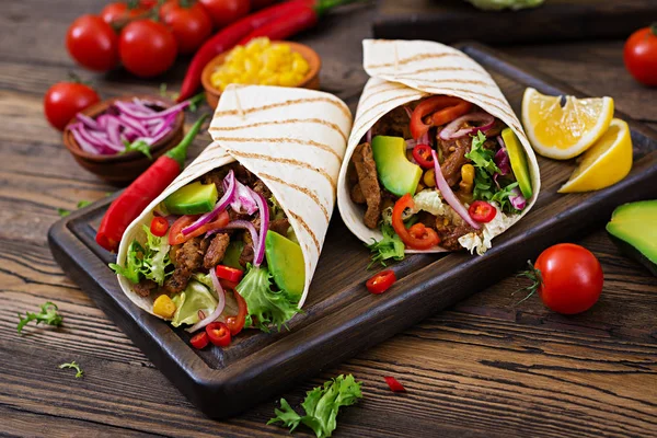 Mexikanska Tacos Med Nötkött Tomat Sås Och Avocado Salsa — Stockfoto