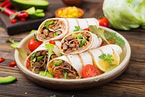 Burrito Envuelve Con Carne Res Verduras Sobre Fondo Madera Burrito — Foto de Stock